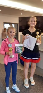 U 12 Siegerin Mila Helmke (links) gewinnt gegen Juna Boekeler 