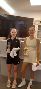 U 18 Siegerin (rechts) Liv Windschall gewinnt gegen Amelie Wilhelmi